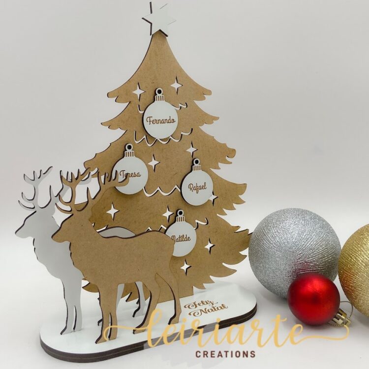 Árvore de Natal com Renas e Bolas Personalizadas